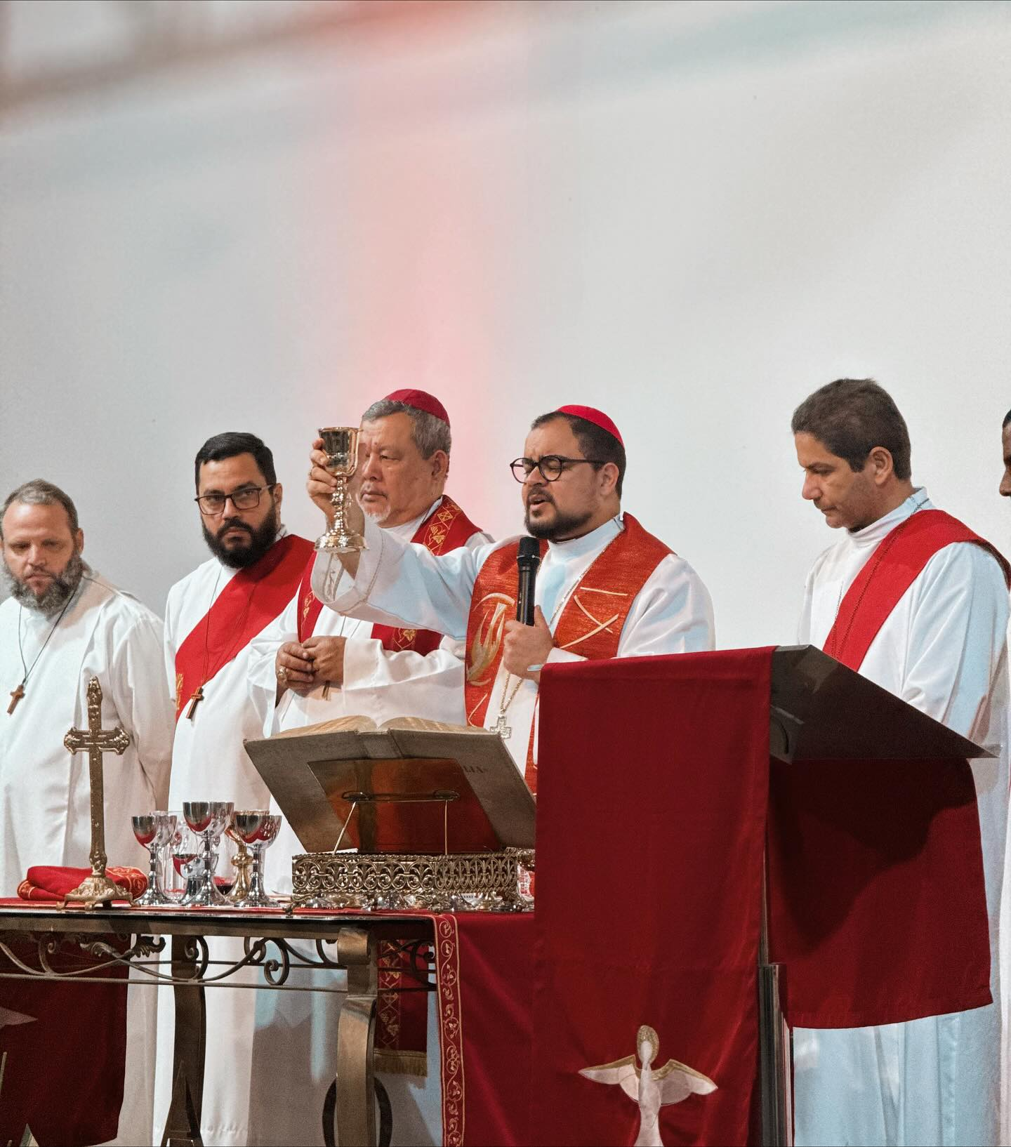 Celebração eucarística na Catedral Betesda com os bispos e presbíteros